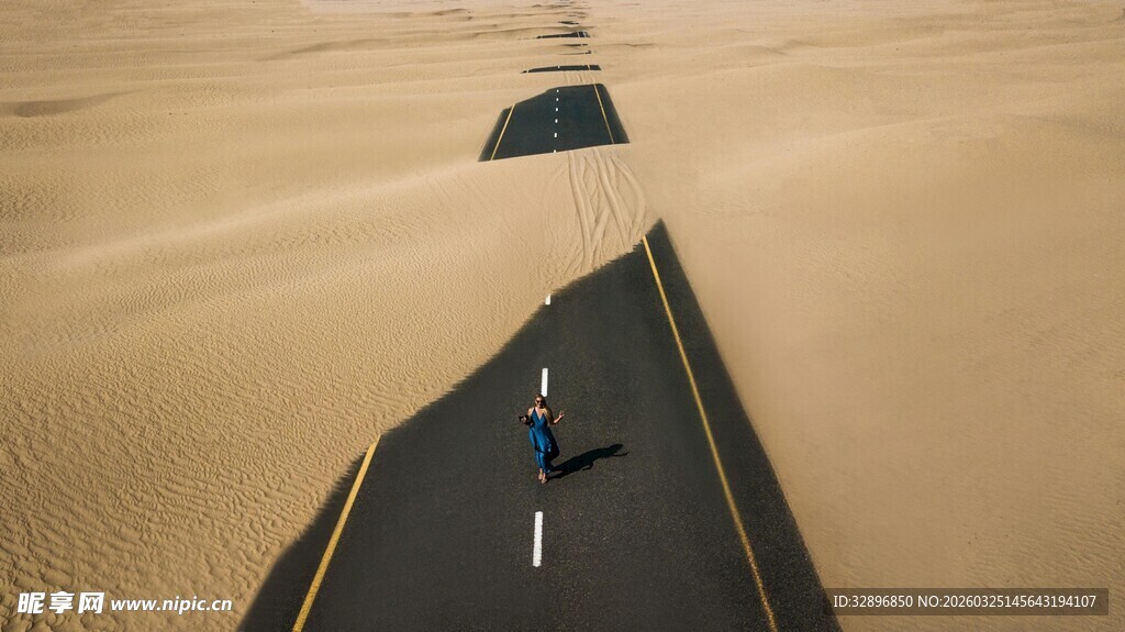 沙漠公路上独行的旅人