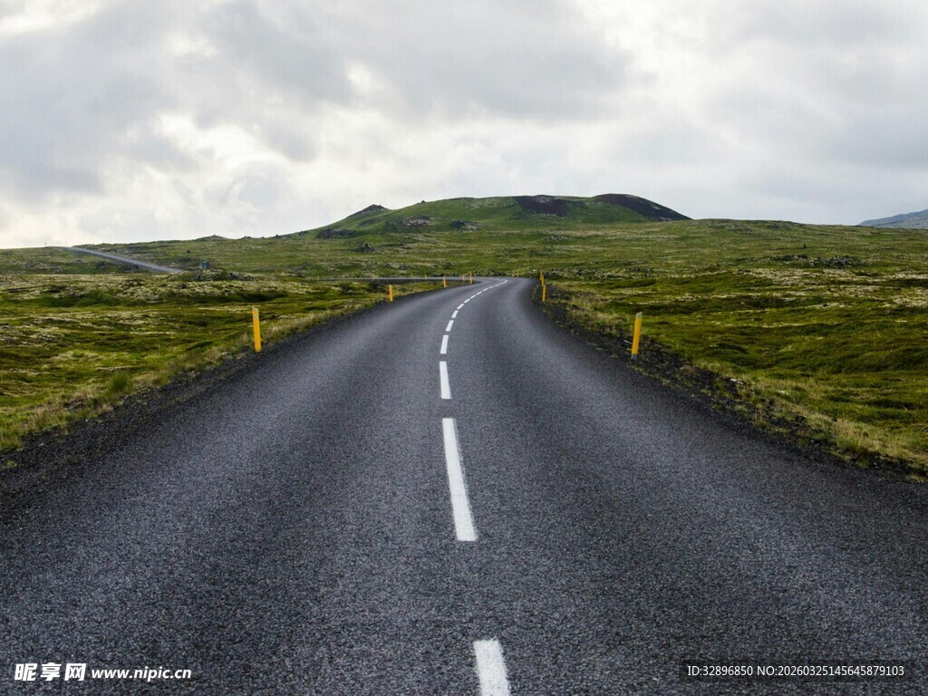 旷野中的孤独公路