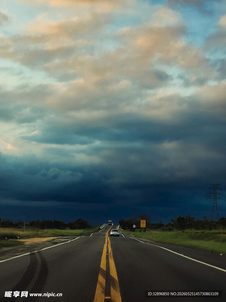公路伸向天际的壮美风景