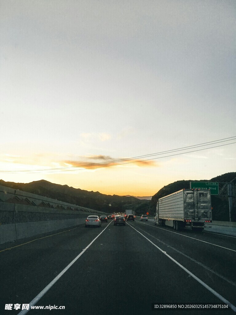 黄昏下的公路行驶景象