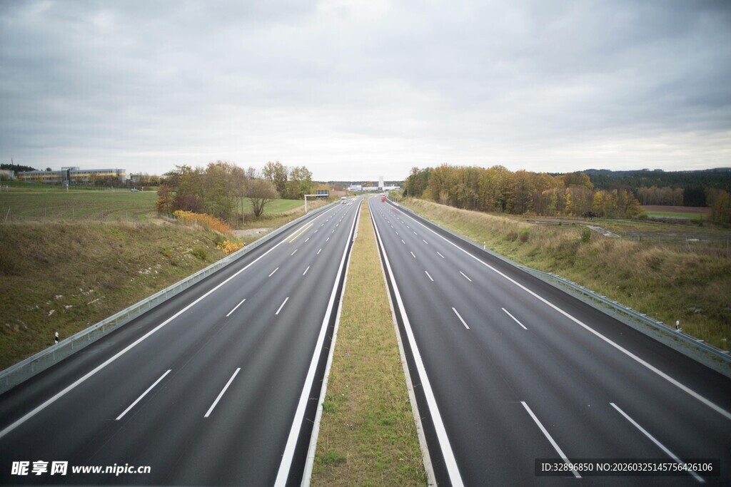 宽阔笔直的高速公路景象