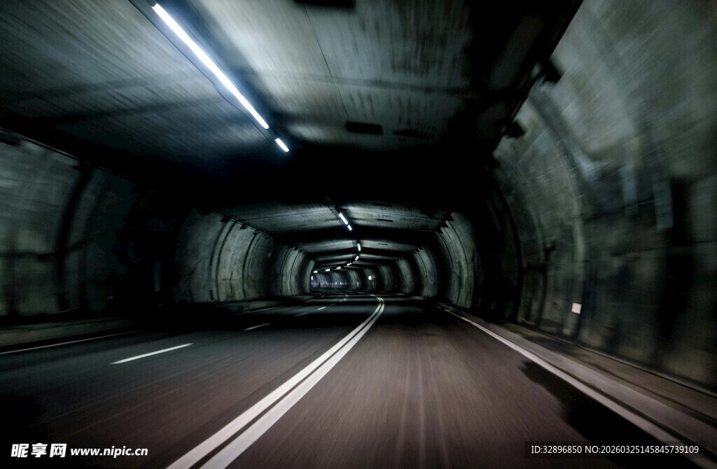 隧道中飞驰的动感画面