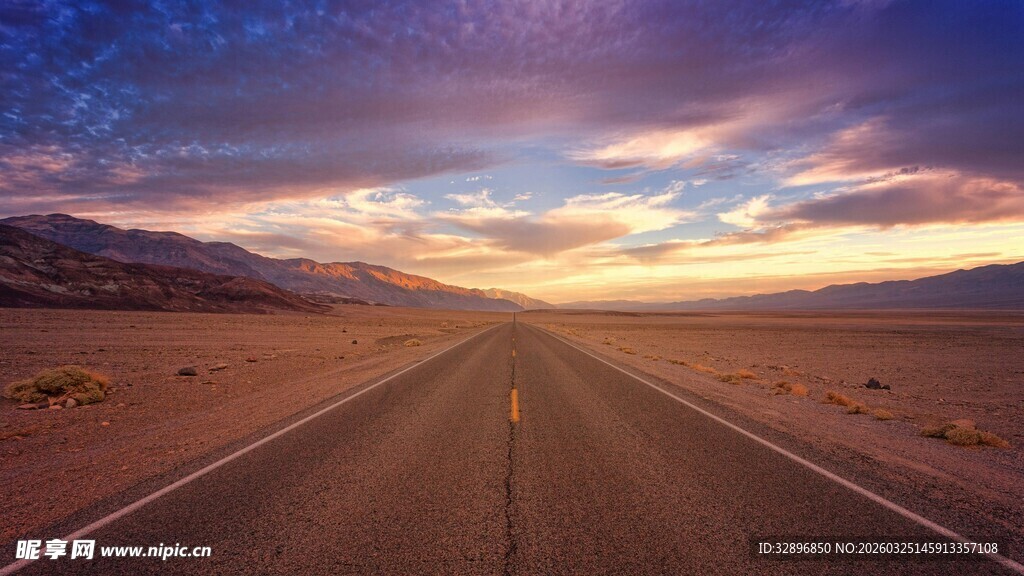 荒漠中的落日公路美景