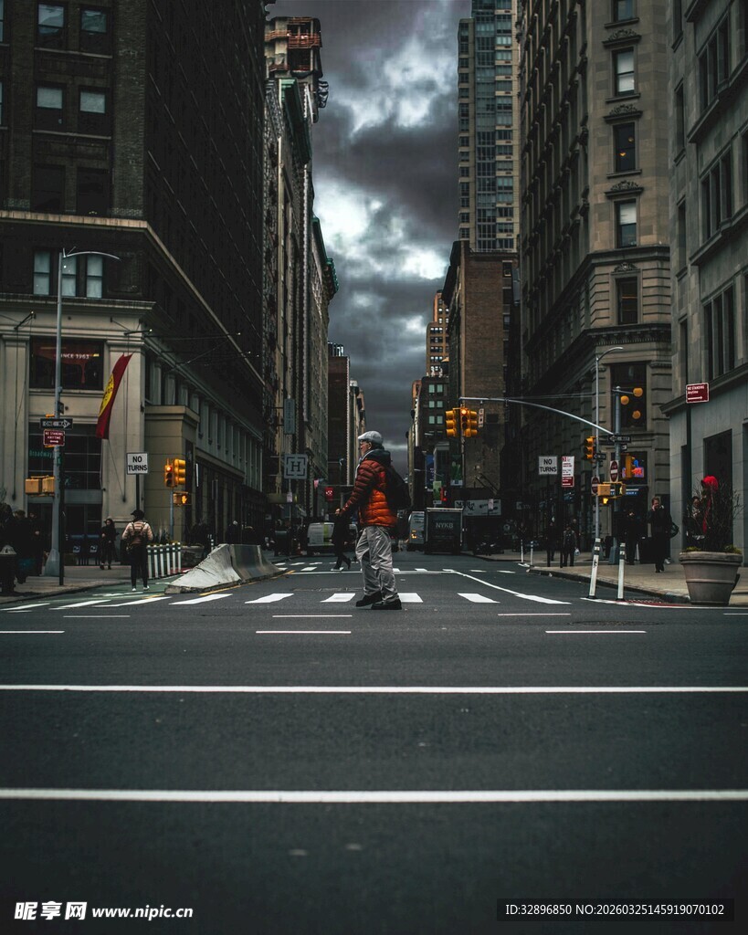 城市街道中的孤独行人