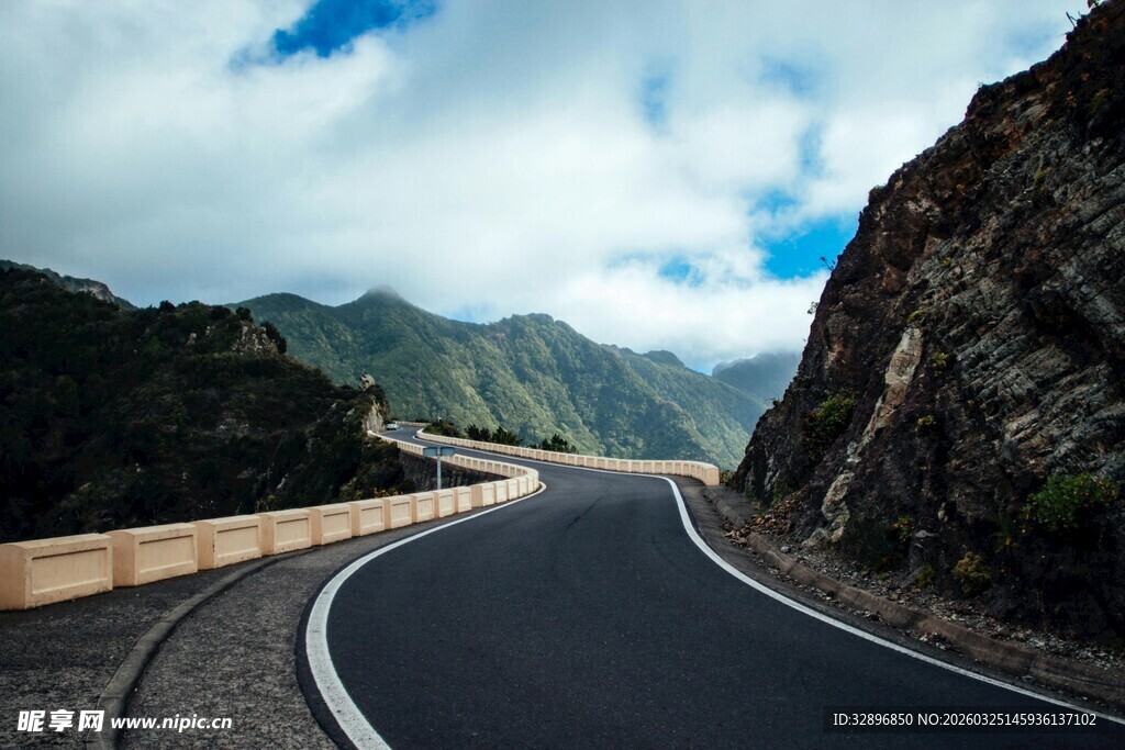 蜿蜒山间公路美景