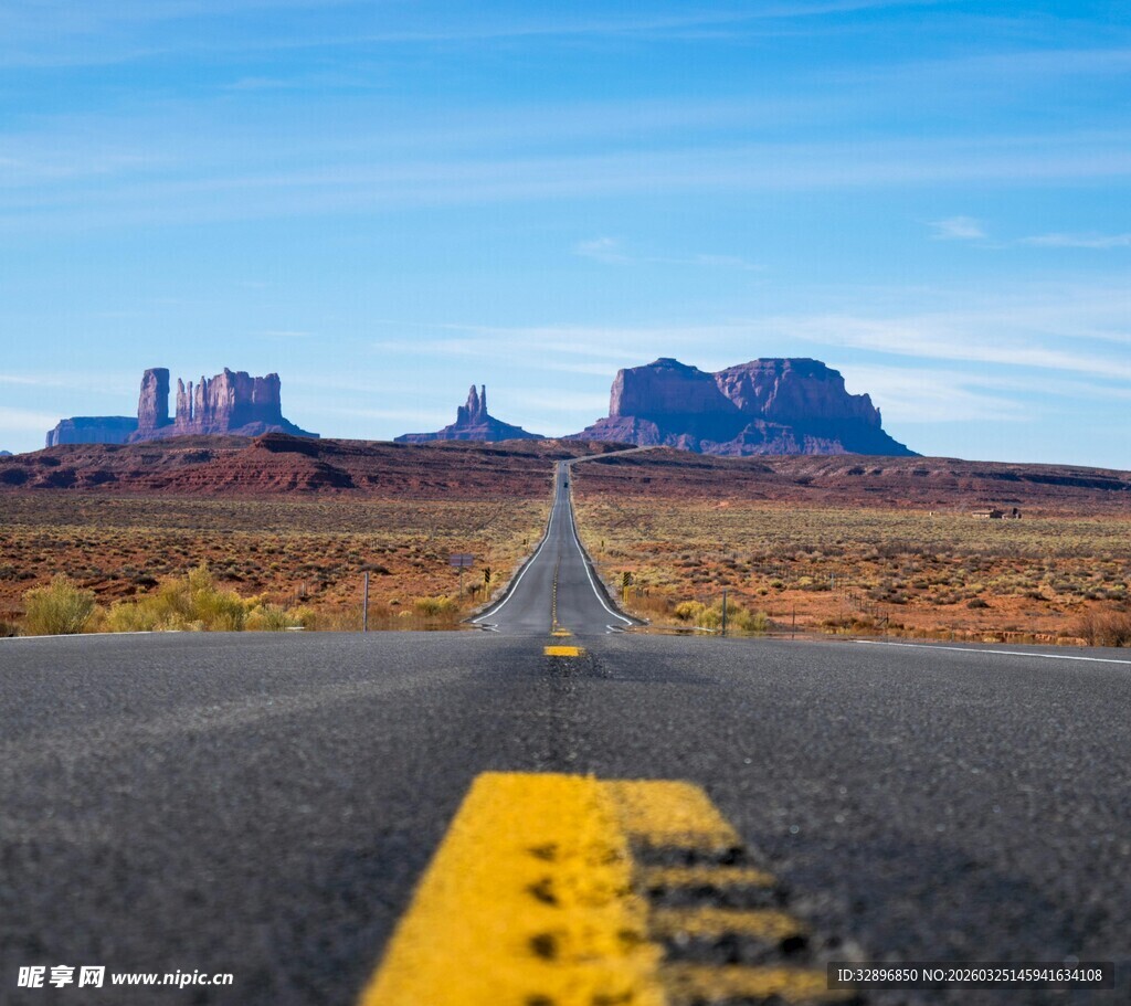 旷野公路通向壮丽山峦