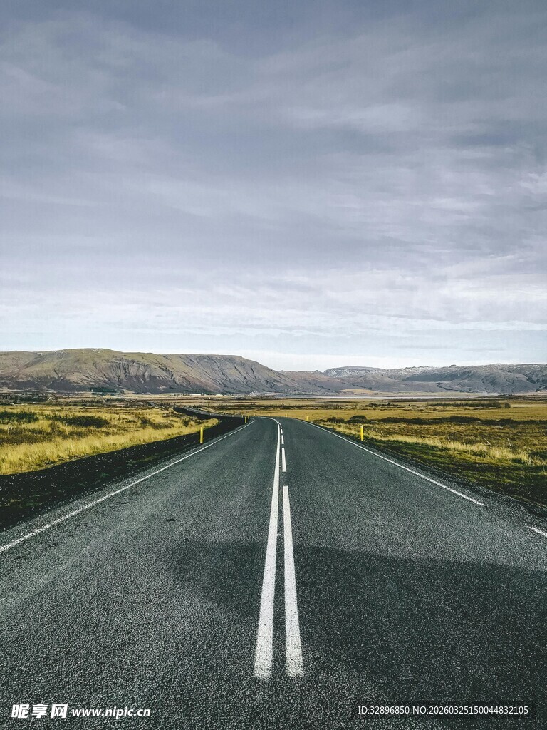 空旷公路伸向远方