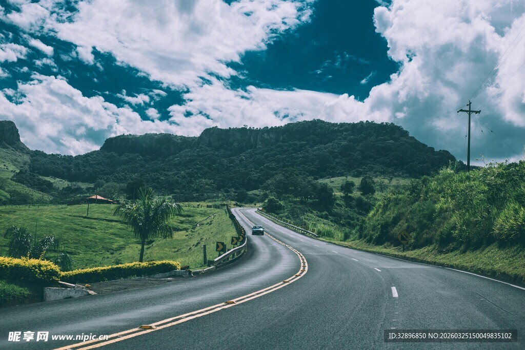 蜿蜒公路穿行于青山云海间