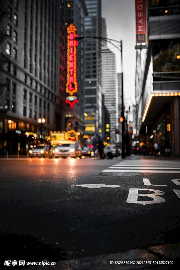 都市夜晚繁华街道景象