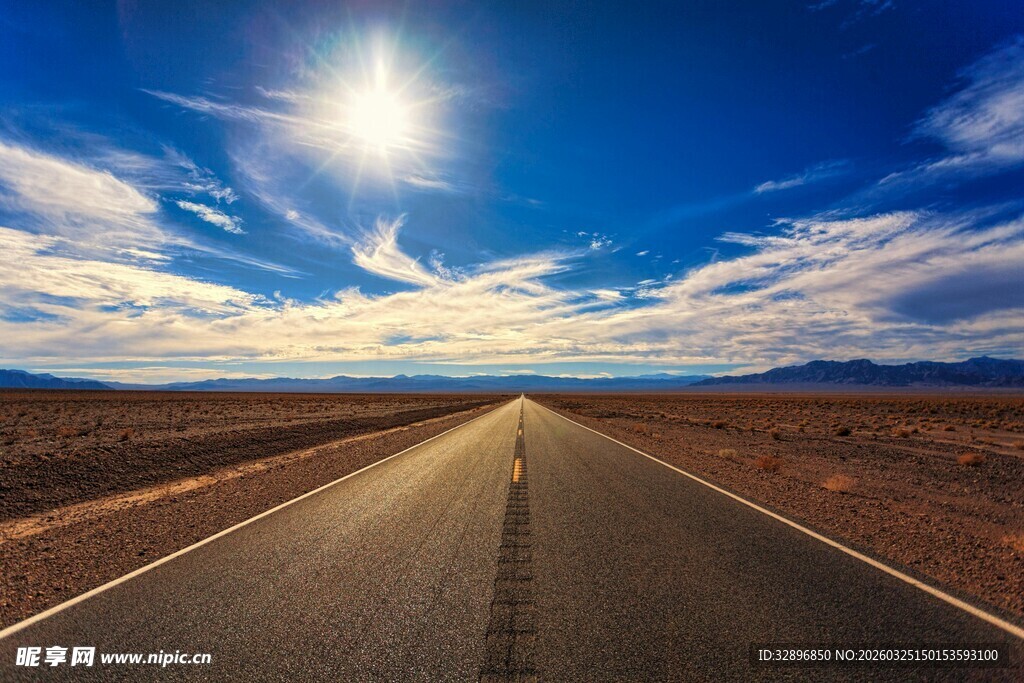 旷野公路阳光照耀的征途