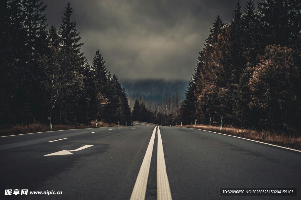 孤独公路驶向远方的征途