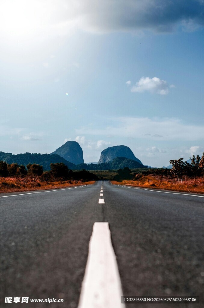 宽阔公路伸向远方美景