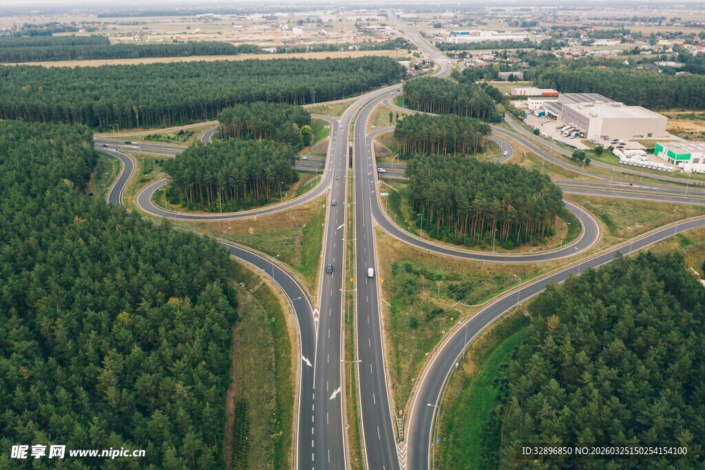 公路交汇的绿意景观