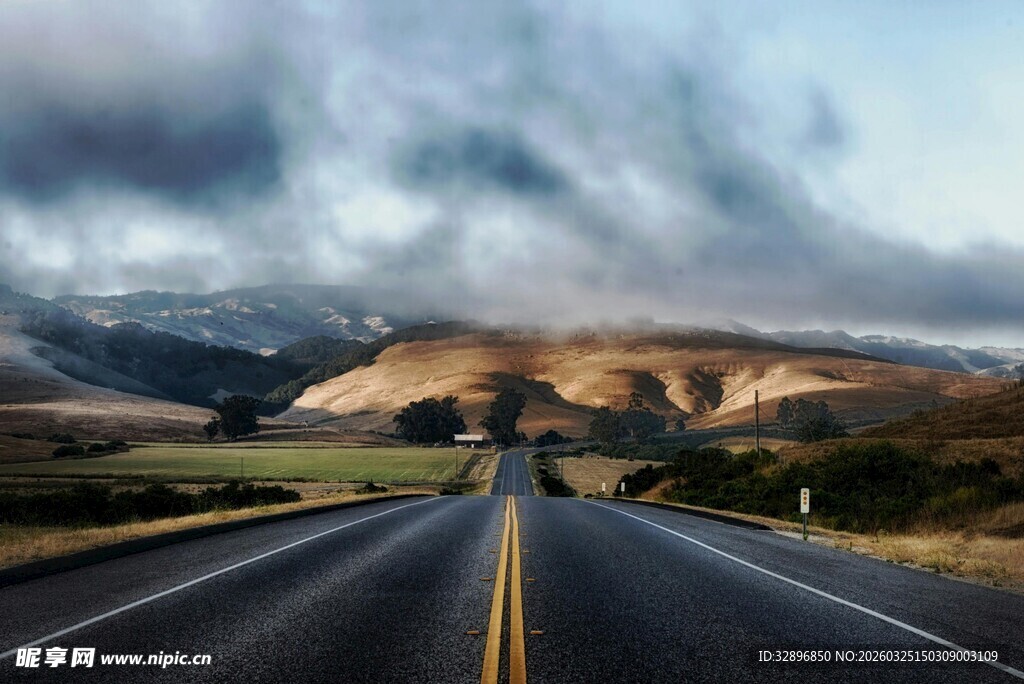 公路伸向远方的壮丽风景