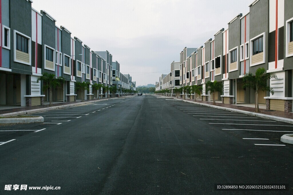 空旷街道旁的整齐建筑