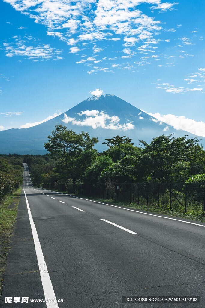 公路尽头的壮丽富士山