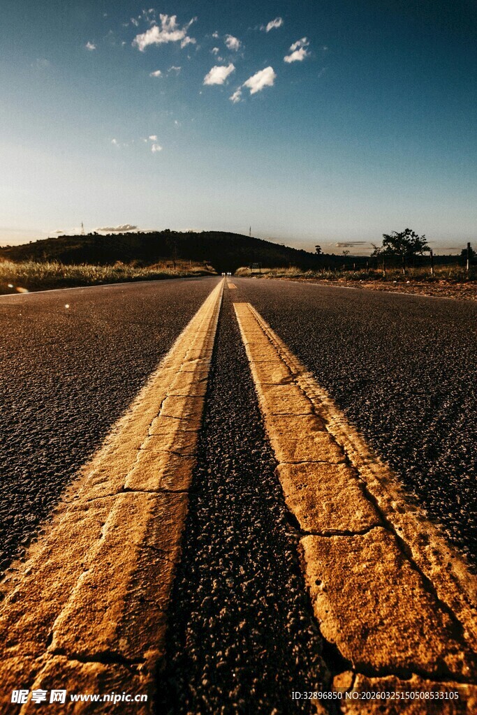 延伸向远方的公路美景