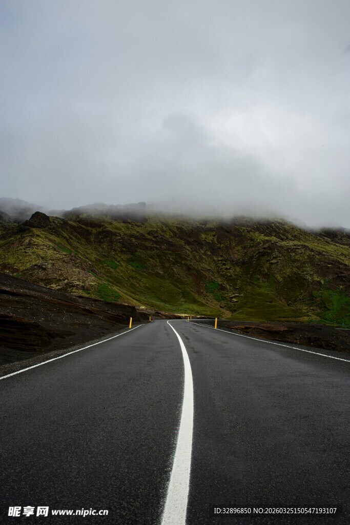 蜿蜒公路于云雾山间