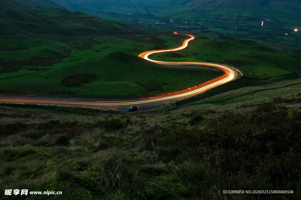 山间蜿蜒公路的光影之美