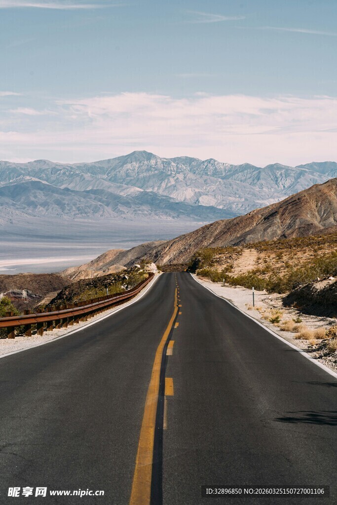 公路延向远方的壮丽景象