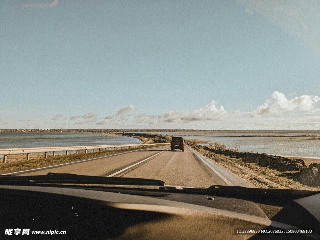 公路上汽车驶向开阔天地