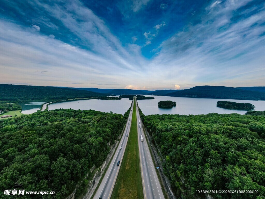 公路穿林临湖美丽风光