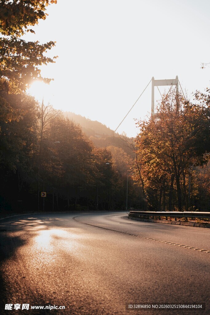 夕阳下的公路与远方桥梁