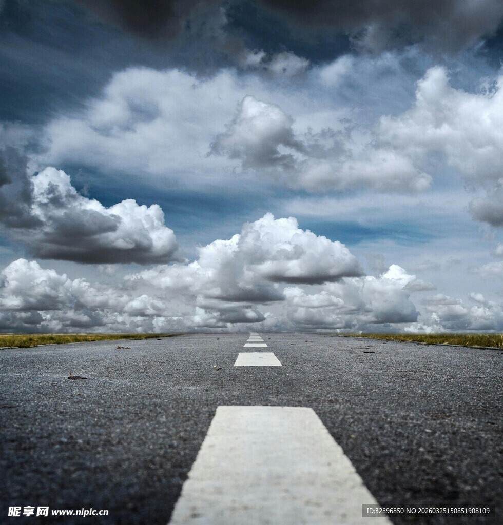 延伸向天际的空旷道路