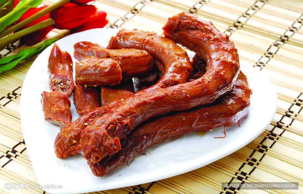 美味卤鸭脖摆于盘中