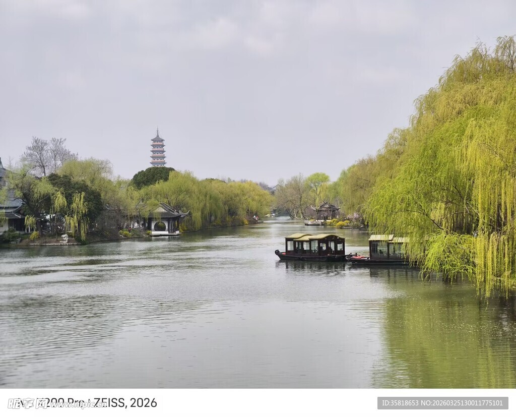 河畔风光 小船悠游于绿树间