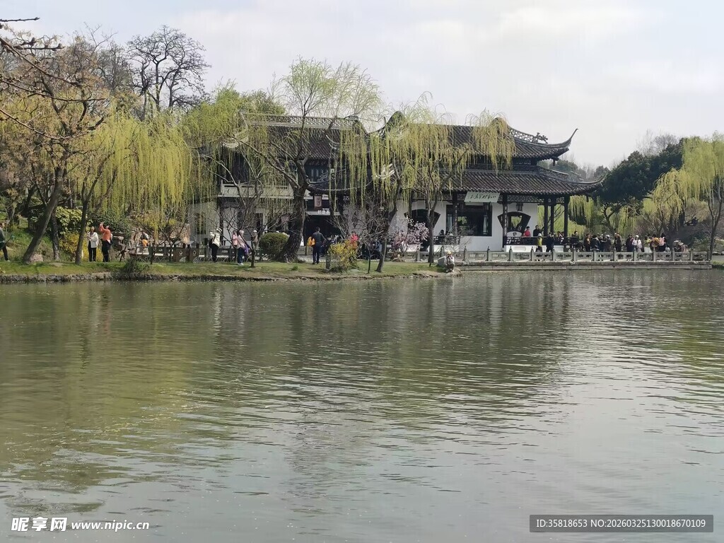 湖畔中式建筑 宁静景致