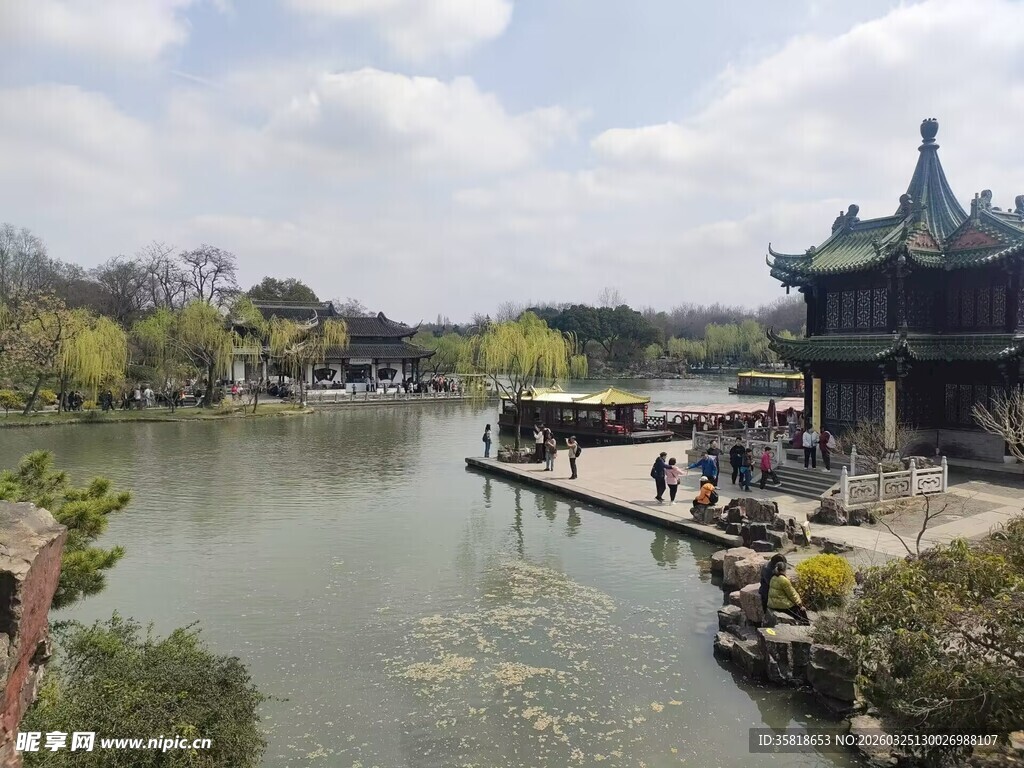 江南古典园林湖畔美景