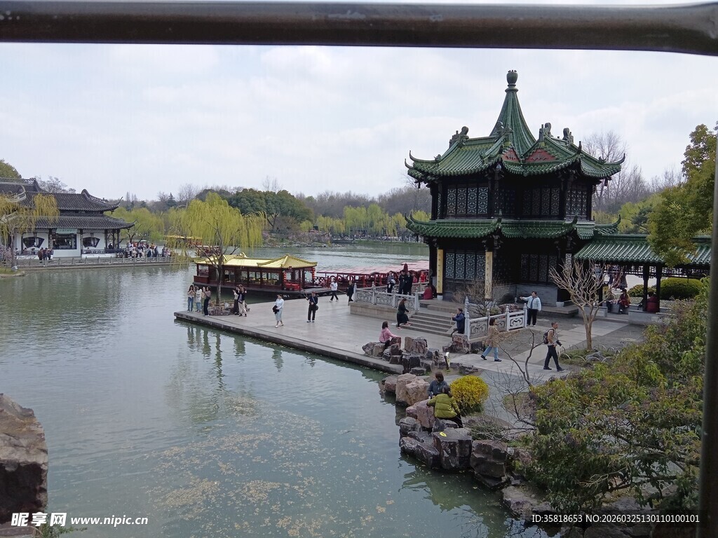 湖畔古亭 游人赏景好去处