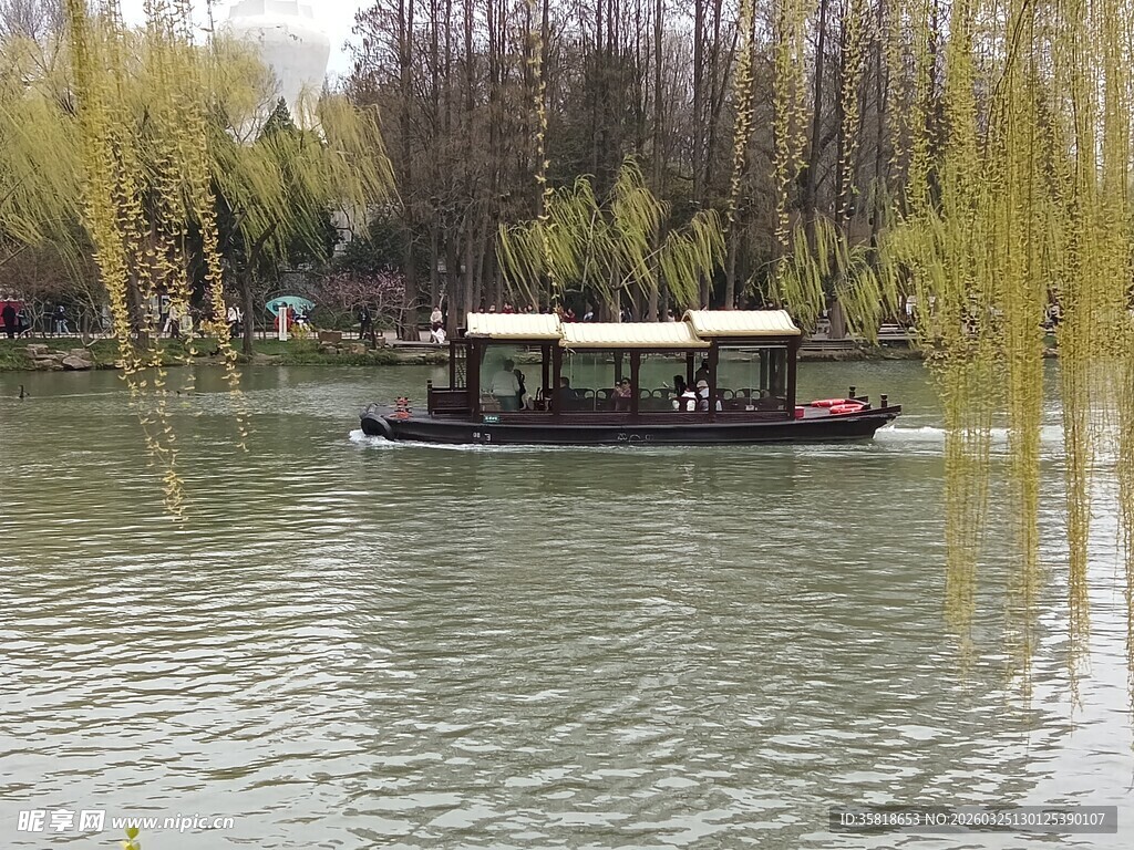 湖上小船悠悠赏春景