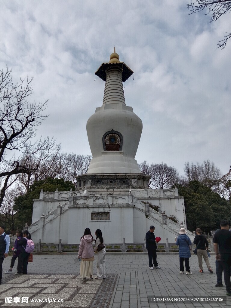 白塔前的游人景象