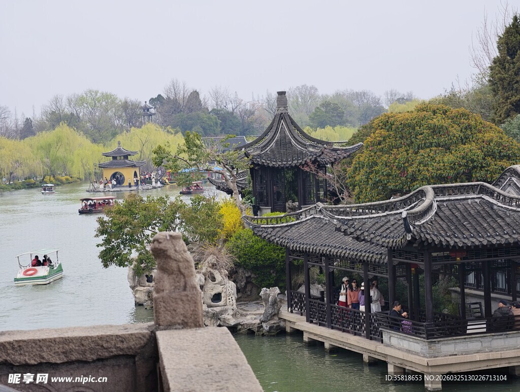 江南水乡古典亭阁湖景图