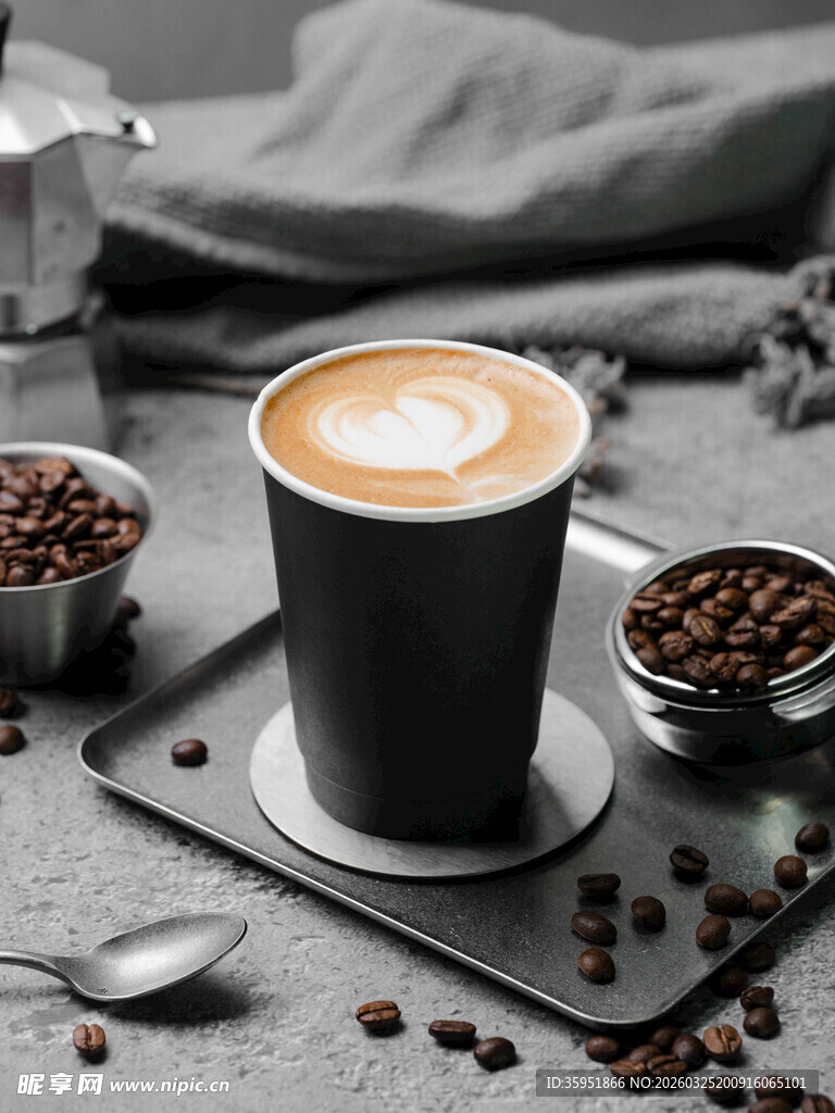 精致拉花咖啡与咖啡豆