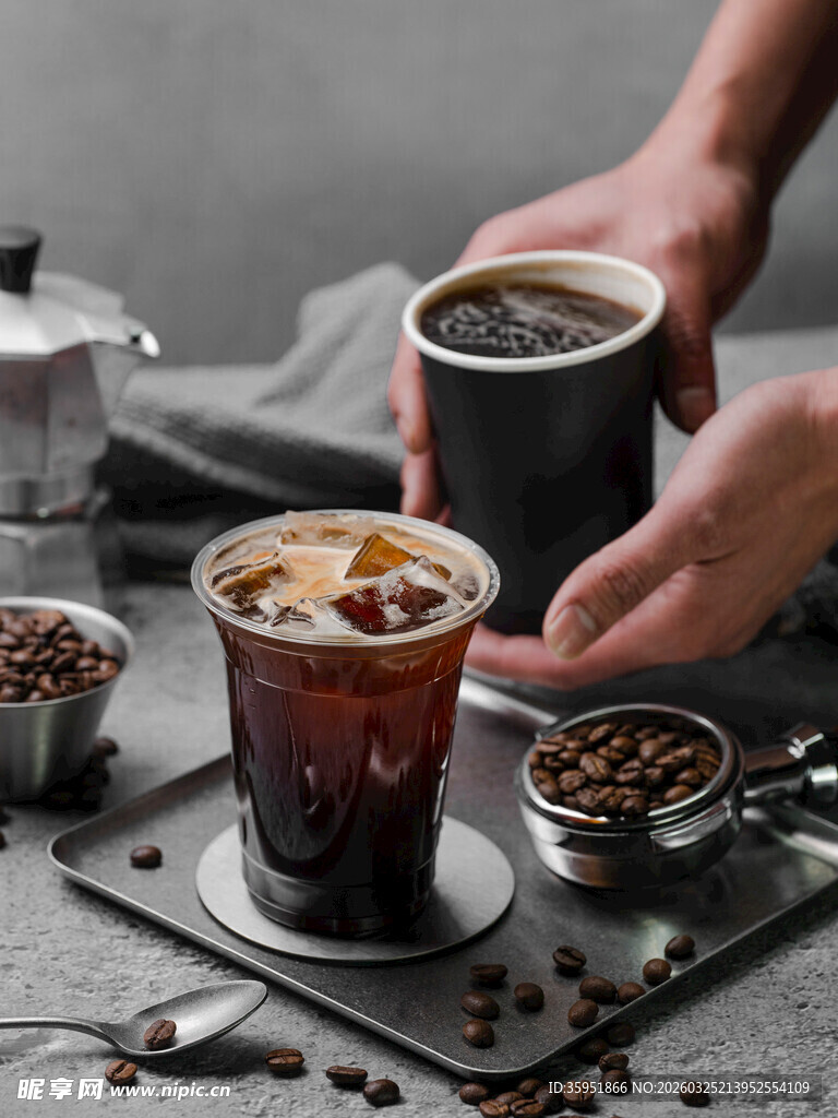 两杯特色咖啡与咖啡豆