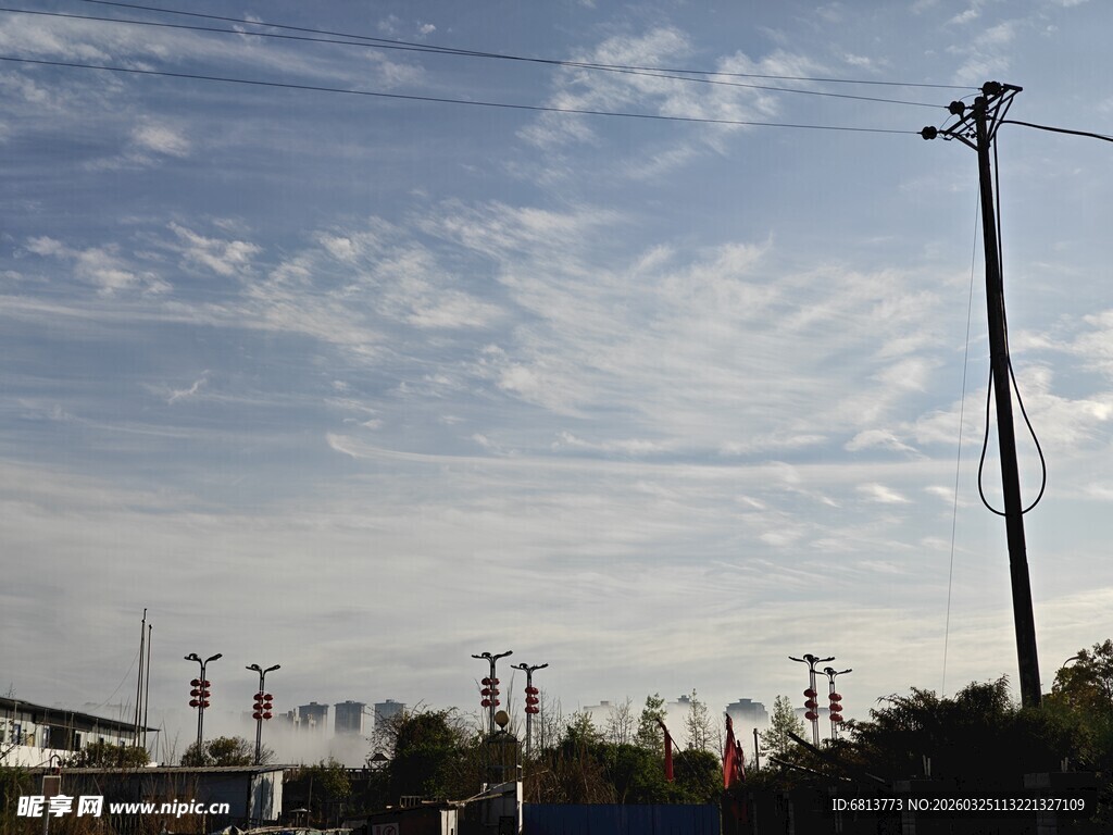 户外电线杆与蓝天白云景象