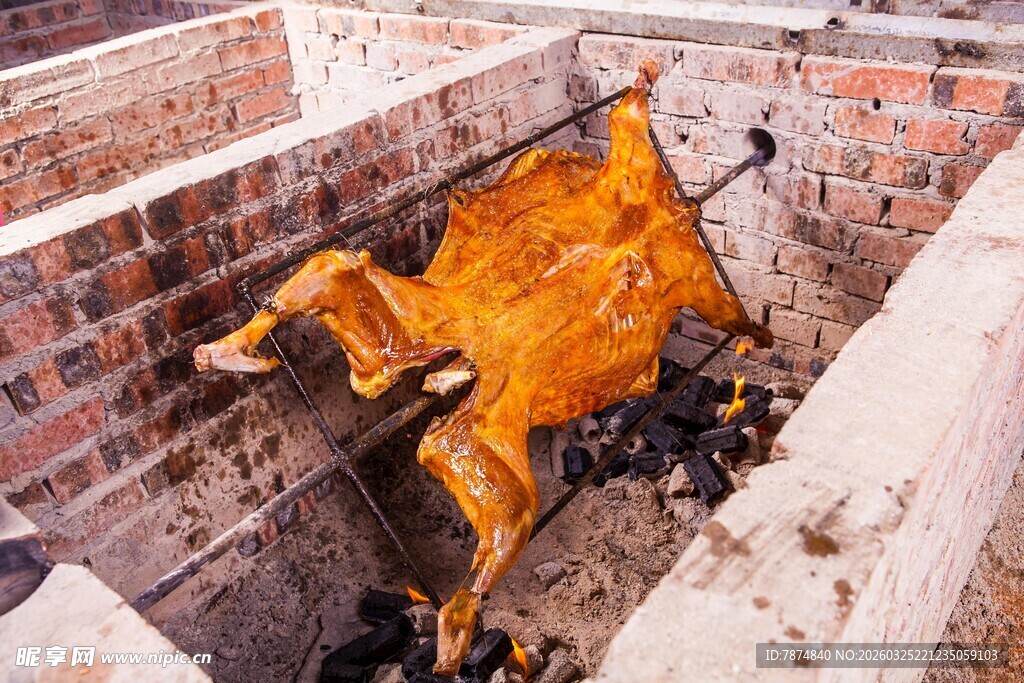 砖砌土坑中的烤全羊