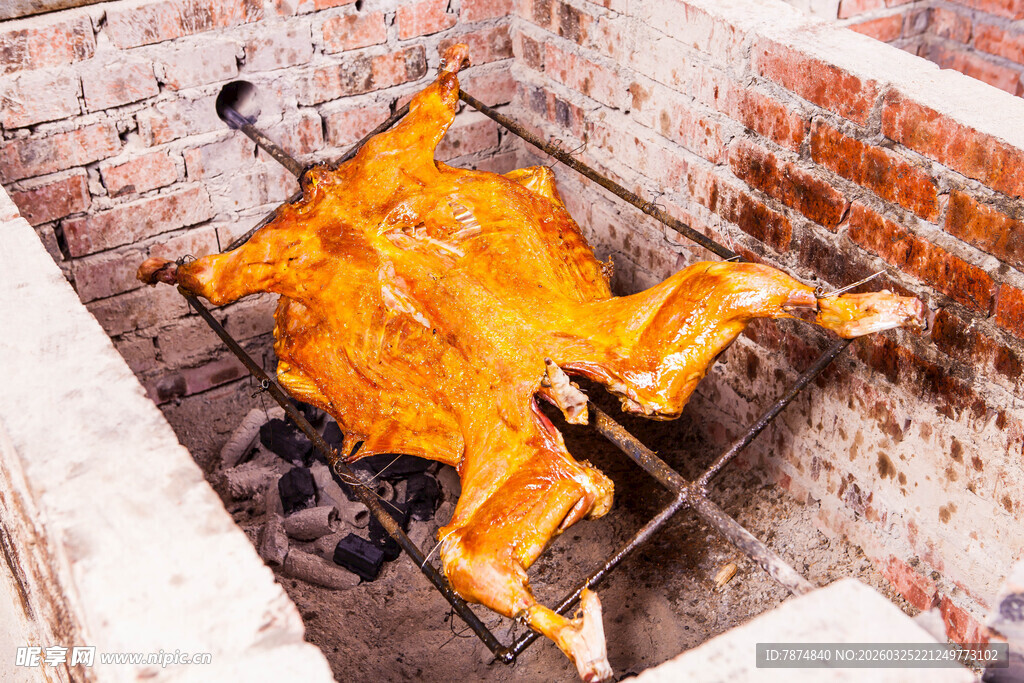 砖砌烤炉中烤制的金黄烤全羊