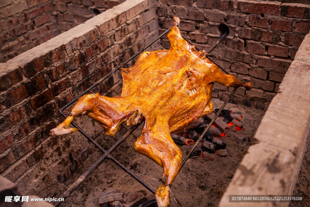 砖砌烤炉中烤制的金黄烤全羊