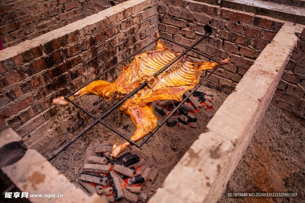 户外烤架上的美味烤全羊