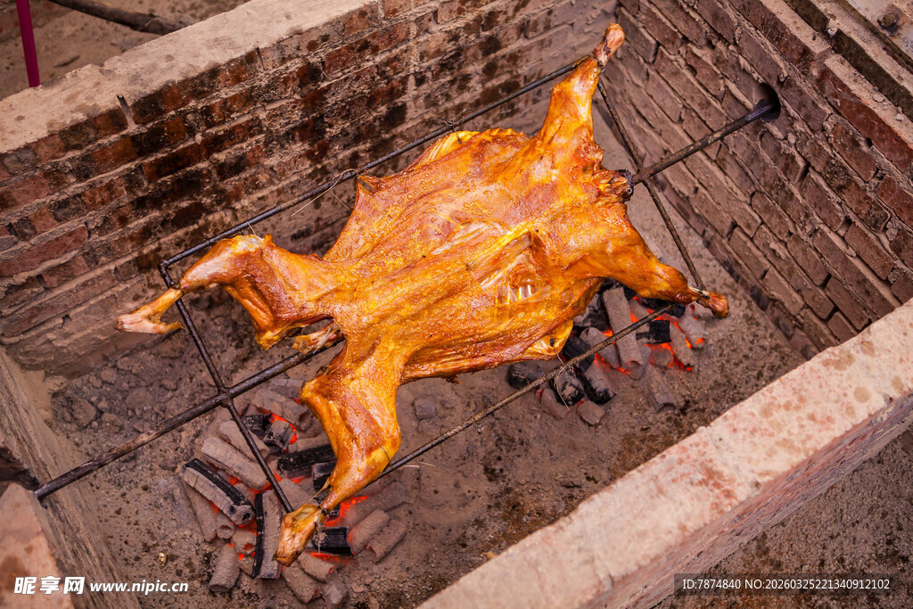 炭火上烤制的金黄烤全羊