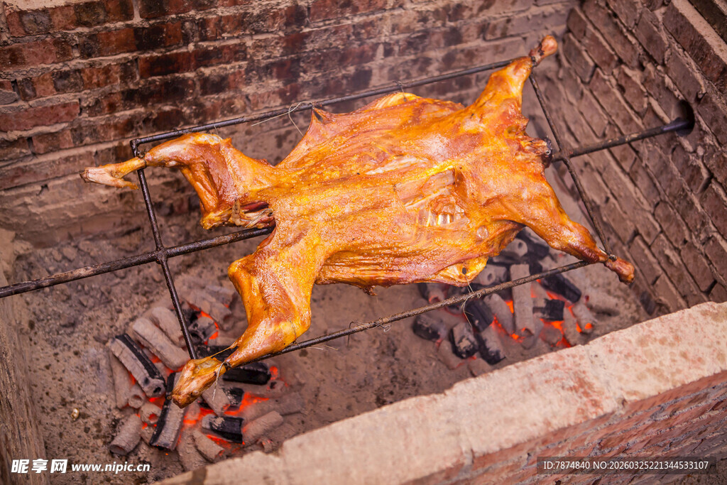 砖砌烤炉中烤制的金黄烤全羊
