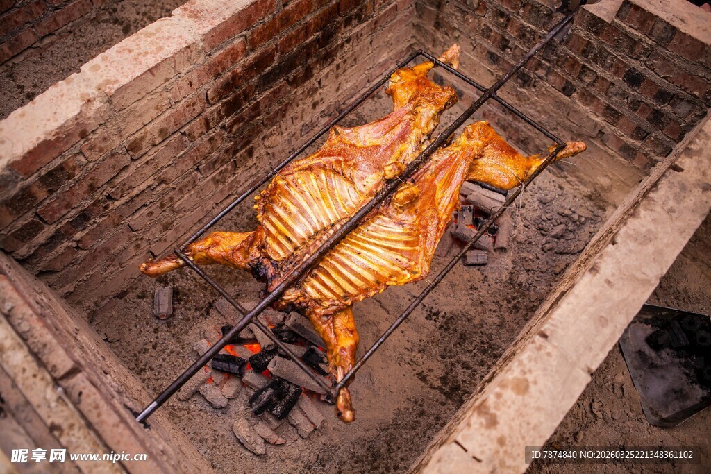 砖砌烤炉烤制金黄烤全羊