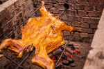 砖砌烤架上的美味烤全羊
