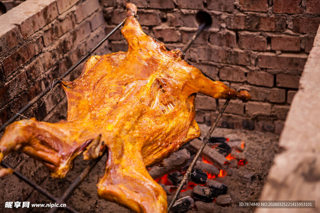 砖砌烤架上的美味烤全羊