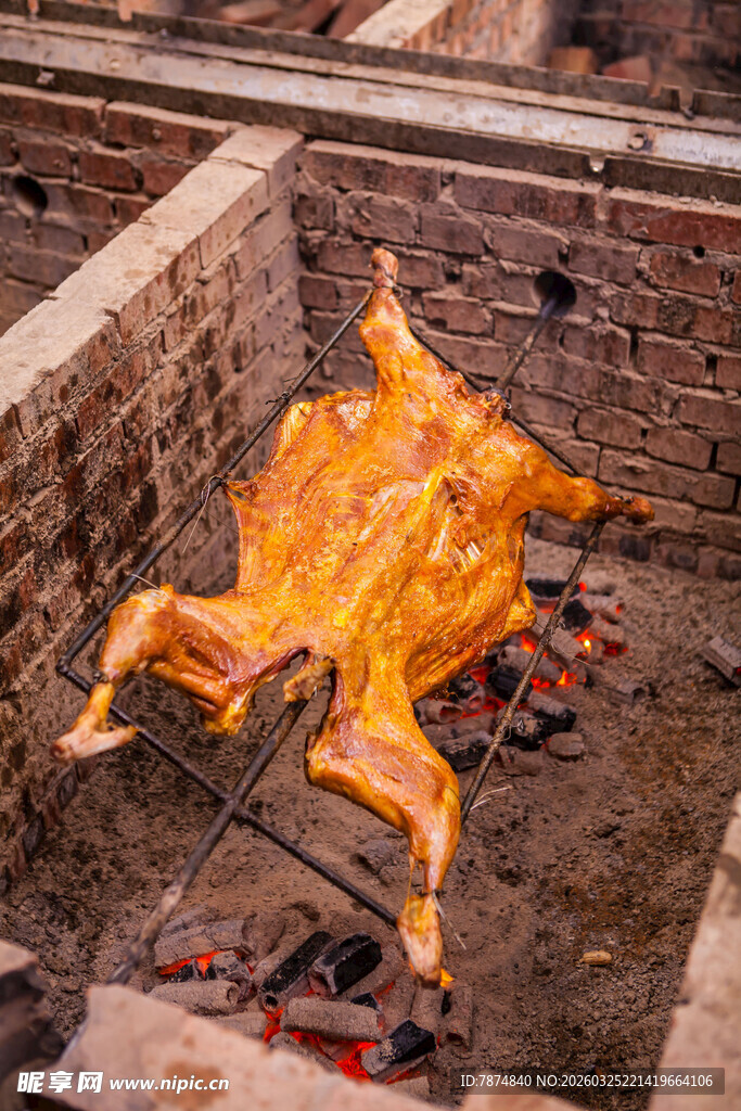 砖砌烤炉中烤制的金黄烤全羊