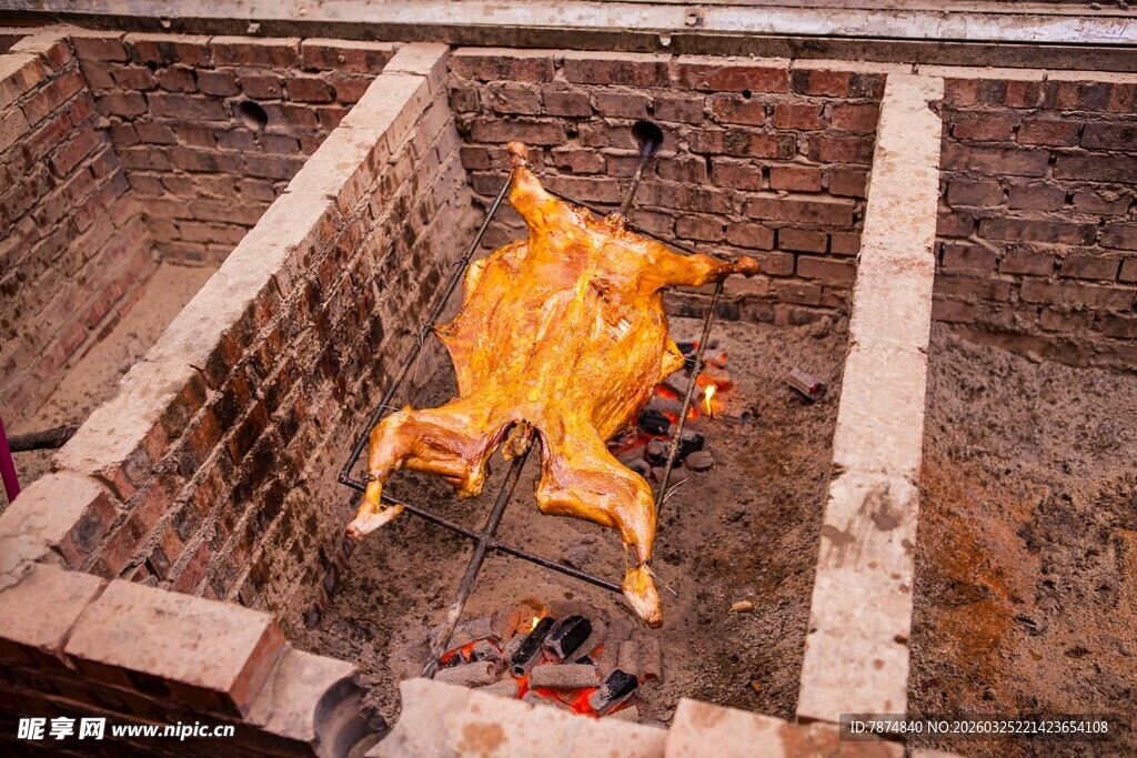 砖砌烤炉中烤制的金黄烤全羊